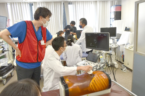 腹部超音波トレーニングモデルを使用した腹部超音波検査体験