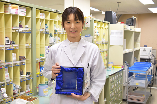 医療の質・安全管理学の大学院生で附属病院 薬剤部の主査でもある仲谷薫さんが 第15回医療の質・安全学会において優秀英文論文賞を受賞しました