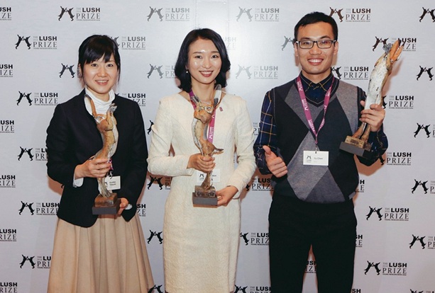 記念写真：左から辰己久美子さん、ミジュ・キムさん（韓国）、ユー・チェンさん（中国）。