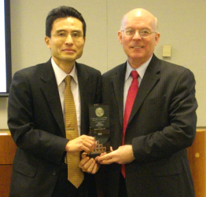 富永俊義特任教授と米国医薬品食品庁長